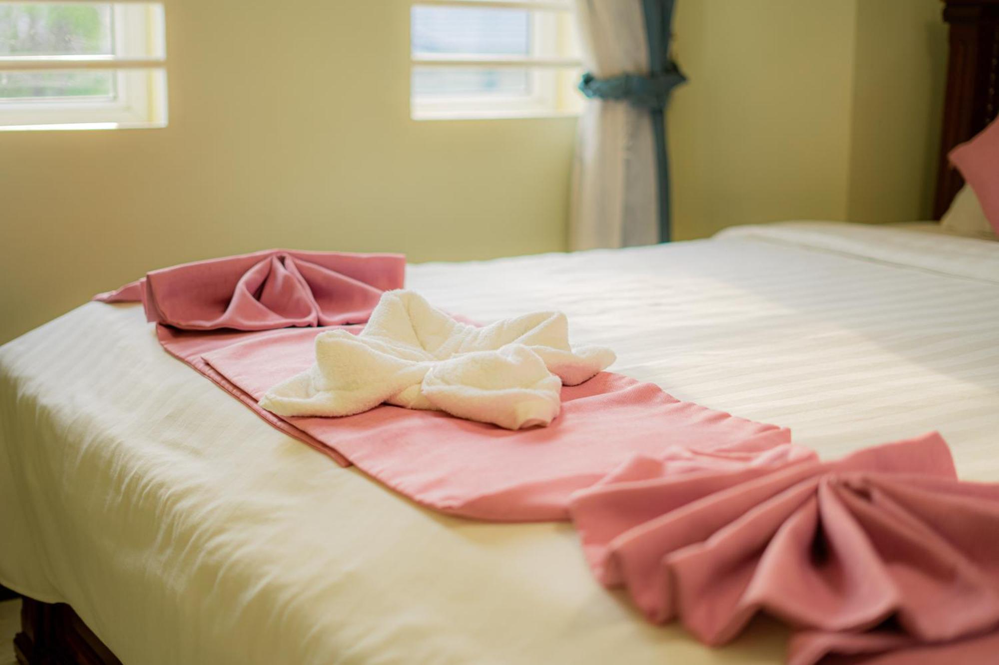 Ahha Boutique Kampot Hotel Екстериор снимка