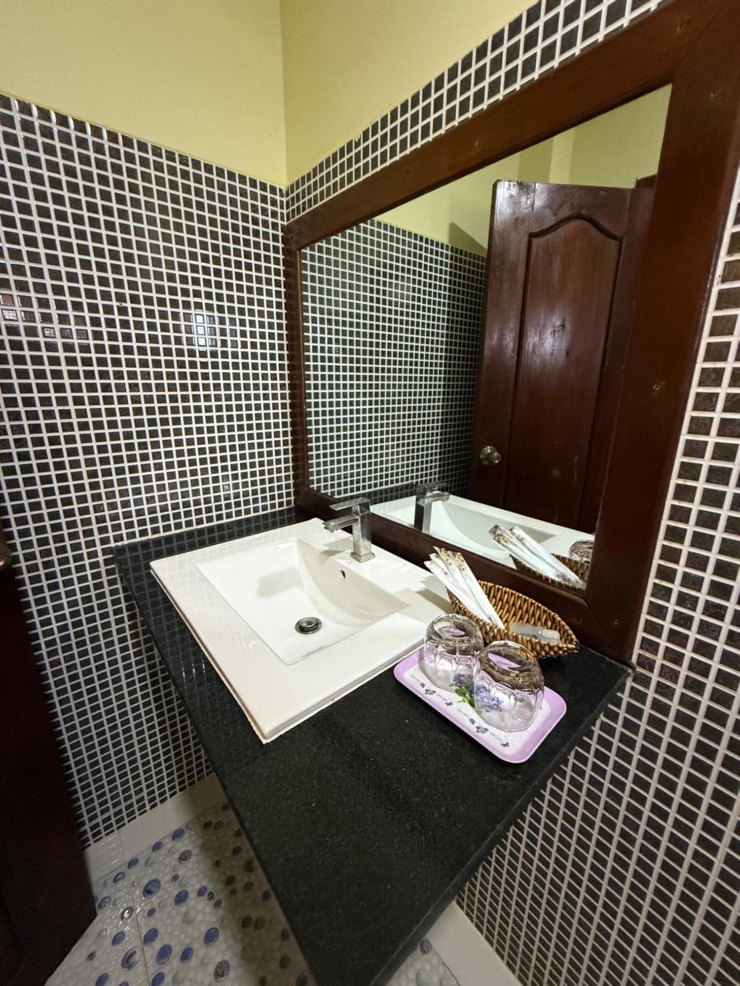 Ahha Boutique Kampot Hotel Екстериор снимка